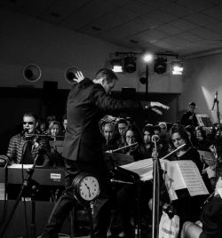 Javier Comenge dirigiendo a la Banda Municipal de Ejea de los Caballeros en el concierto homenaje a Nino Bravo